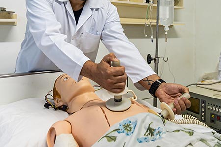 Treinamento de desfibrilação no curso técnico em Enfermagem
