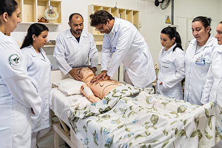 Alunos em treinamento de massagem cardíaca