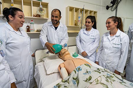 Aula prática de respiração no curso de Enfermagem