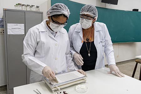 Aula de encapsulamento no curso técnico em Farmácia