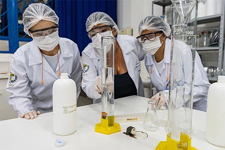 Atividade em laboratório no curso técnico em Farmácia