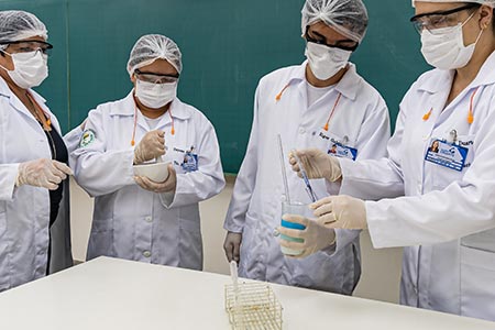 Alunos em prática de fórmulas no curso de Farmácia