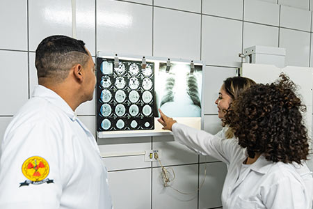 Análise de radiografia no curso técnico em Radiologia