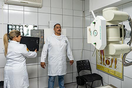 Aula prática no laboratório do curso técnico em Radiologia