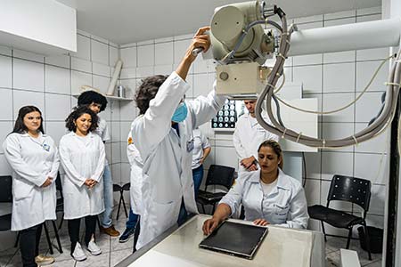 Prática com equipamento de raio X no curso de Radiologia