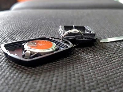 Troca de baterias de controles automotivos