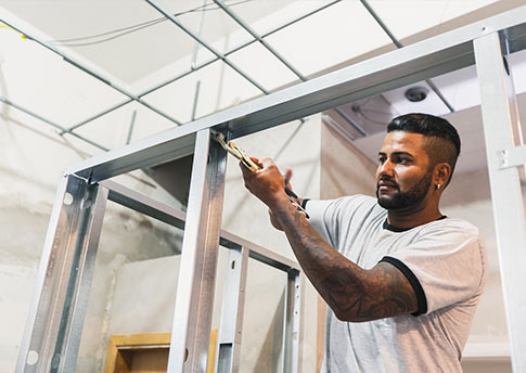 Parede de drywall Profissional fixando perfil de drywall