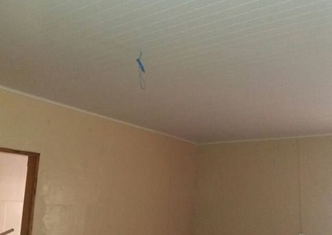 Forro de PVC Forro de PVC branco instalado em ambiente