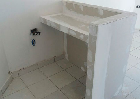 Balcão em gesso Balcão em gesso construído em ambiente residencial