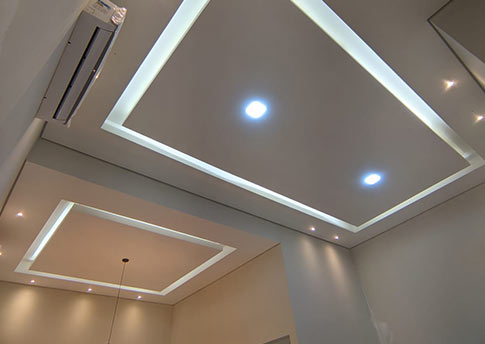 Sanca de gesso Sanca de gesso instalada no teto de uma sala