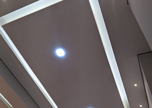 Sanca de gesso iluminada Sanca de gesso com iluminação embutida instalada em ambiente residencial