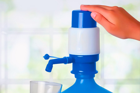Bomba manual para galão de água