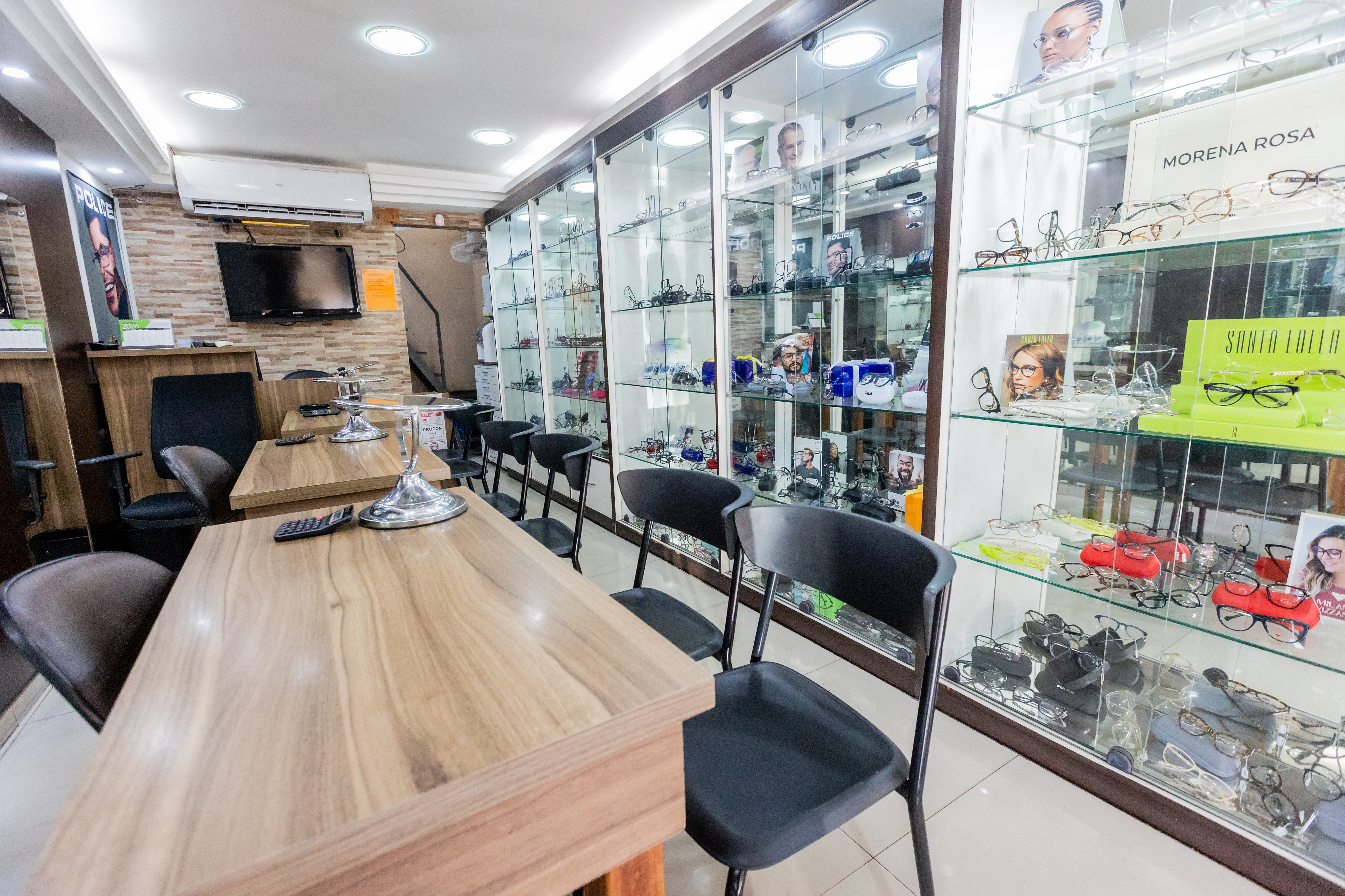 Interior da Ótica Modelo com vitrines de óculos