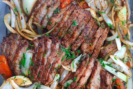 Carne bovina cupim na cebola