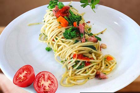 Espagueti com brócolis e tomate seco espagueti com brócolis e tomate seco