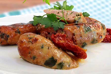Linguiça suína artesanal de rúcula com tomate seco linguiça suína artesanal de rúcula com tomate seco