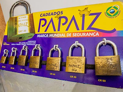 Cadeados de diferentes tamanhos Cartela com cadeados de latão maciço em vários tamanhos