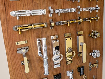 Dobradiças e acessórios Dobradiças e acessórios metálicos para portas e móveis