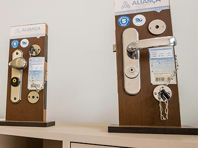 Fechaduras de porta com chave na Casa das Fechaduras Expositor com fechaduras de porta com chave disponíveis na loja