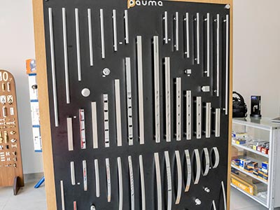 Puxadores para portas Painel expositor com puxadores de porta em diferentes tamanhos