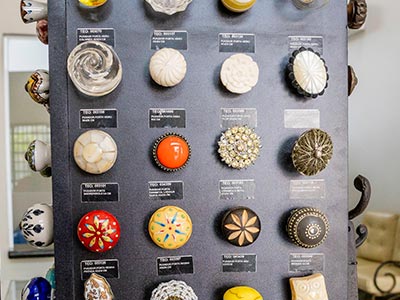 Puxadores redondos e cerâmicos Expositor de puxadores redondos e cerâmicos para móveis