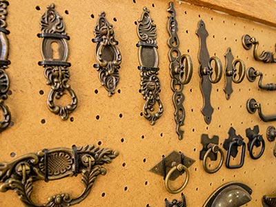 Puxadores rústicos Puxadores rústicos em metal envelhecido expostos em painel
