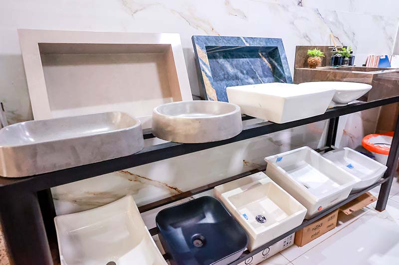Pias e cubas para lavabos e banheiros expostas na loja