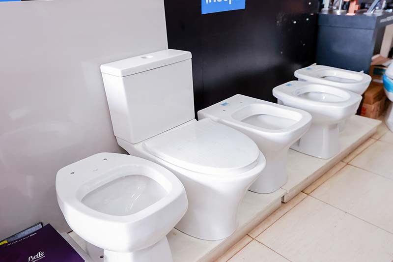 Bacias sanitárias em exposição na loja