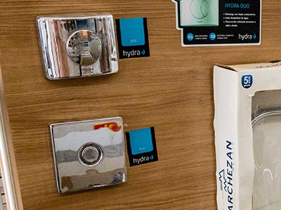 Acionadores para válvulas de descarga expostos na loja