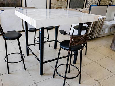 Conjunto de mesa com tampo de porcelanato e cadeiras