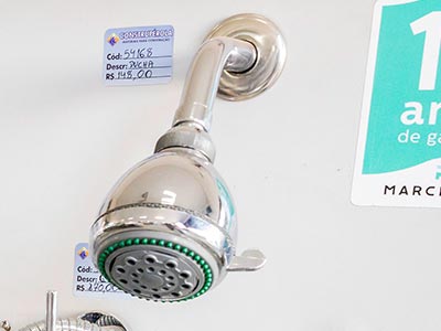 Ducha cromada instalada no mostruário