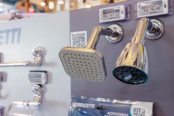 Chuveiros e duchas expostos na loja