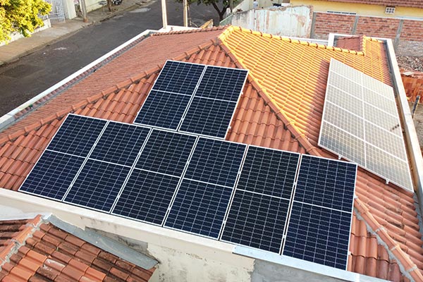 Painéis de energia solar instalados em uma residência