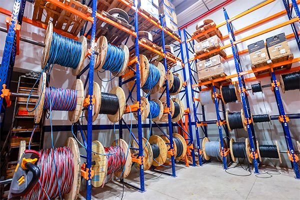 Bobinas de cabos elétricos armazenadas em prateleiras