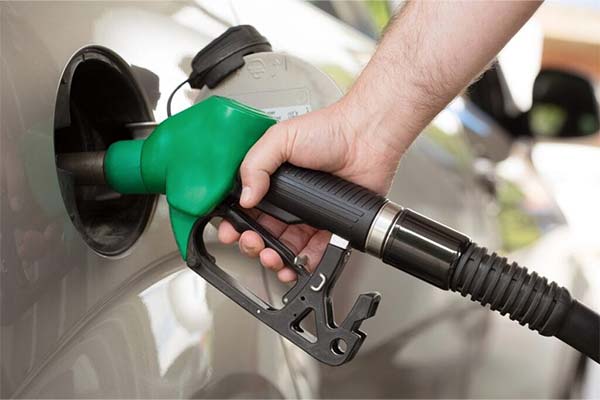 Gasolina e etanol em uma das unidades do Grupo Joia Abastecimento de veículo com bico de combustível