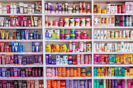 Prateleiras com produtos para cuidados com os cabelos Prateleiras com produtos para cuidados com os cabelos
