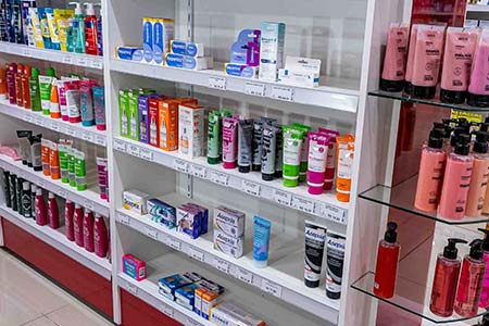 Prateleiras com produtos de higiene pessoal Prateleiras com produtos de higiene pessoal