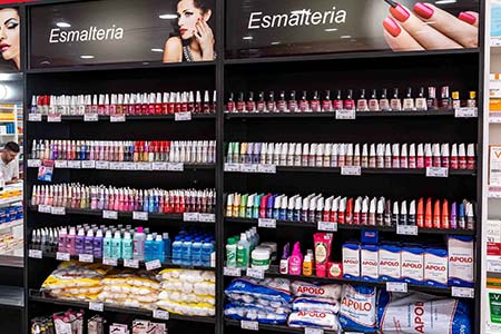 Esmalteria com esmaltes de diversas cores Esmalteria com esmaltes de diversas cores