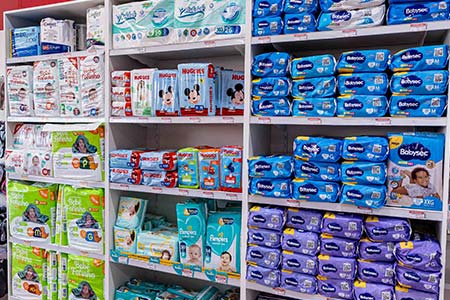 Pacotes de fraldas infantis na prateleira Pacotes de fraldas infantis na prateleira