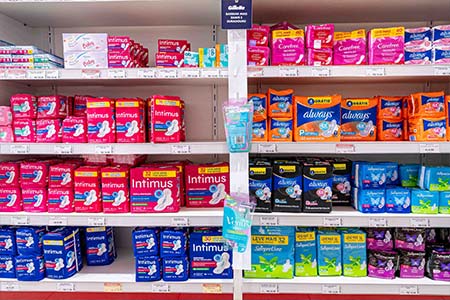 Produtos de higiene íntima feminina na prateleira Produtos de higiene íntima feminina na prateleira
