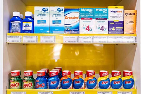Medicamentos alopáticos para má digestão na prateleira Medicamentos alopáticos para má digestão na prateleira