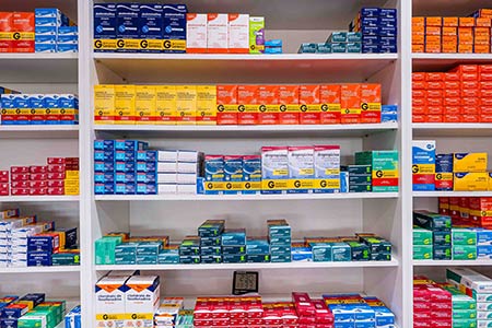 Prateleiras com caixas de medicamentos na Drogaria Total Vida Nova Pacaembu Prateleiras com caixas de medicamentos na Drogaria Total Vida Nova Pacaembu
