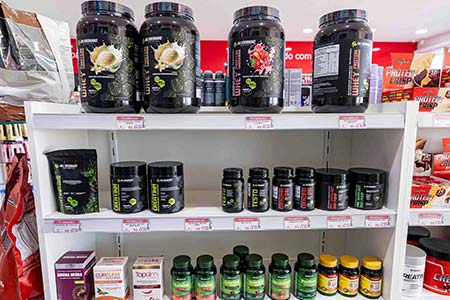 Potes de suplementos alimentares expostos na farmácia Potes de suplementos alimentares expostos na farmácia