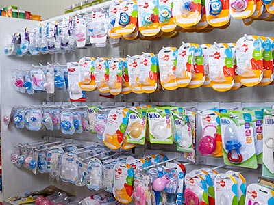 Chupetas, mamadeiras e acessórios infantis expostos Chupetas, mamadeiras e acessórios infantis expostos