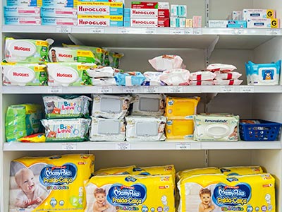 Lenços umedecidos, pomadas e itens para troca de fraldas Lenços umedecidos, pomadas e itens para troca de fraldas