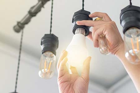 Pequenos reparos em residências troca de lâmpadas e reparos em casa