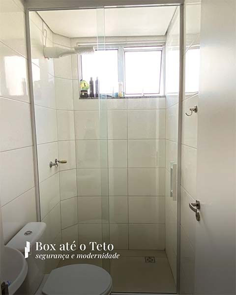 Box de banheiro em vidro instalado até o teto
