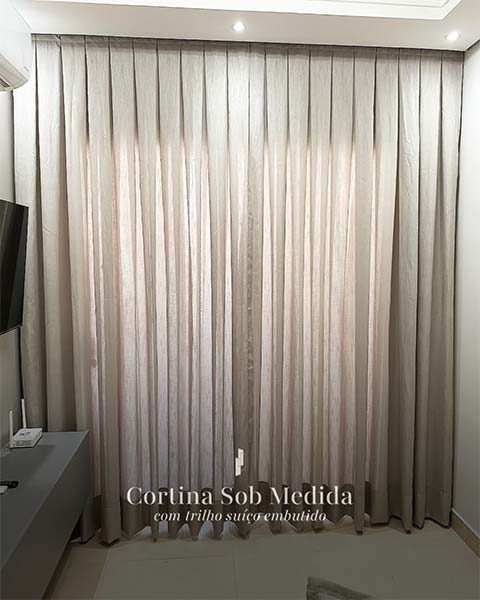 Cortina sob medida com trilho suíço embutido no forro de um quarto