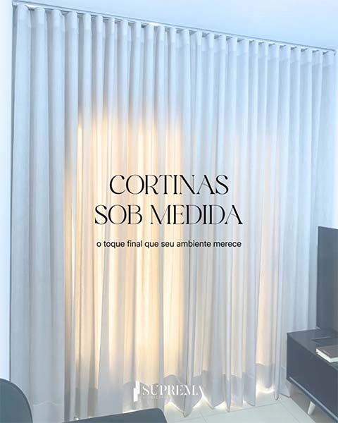 Cortina sob medida em tecido claro iluminada em uma sala de estar