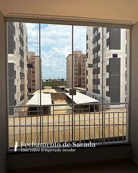 Fechamento de sacada com vidro temperado incolor em apartamento